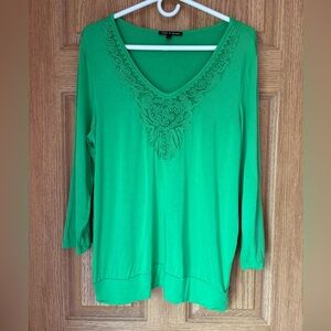 Cable & Gauge green V-neckline with crochet detailing around the neck size XL